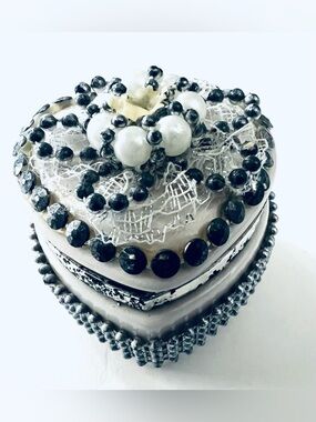 Vintage Y2K Heart Trinket Box Rhinestone Pearl Jewelry Case Silver Small